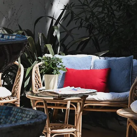 Bed & Breakfast La Maison De L' Ambassadeur 2*